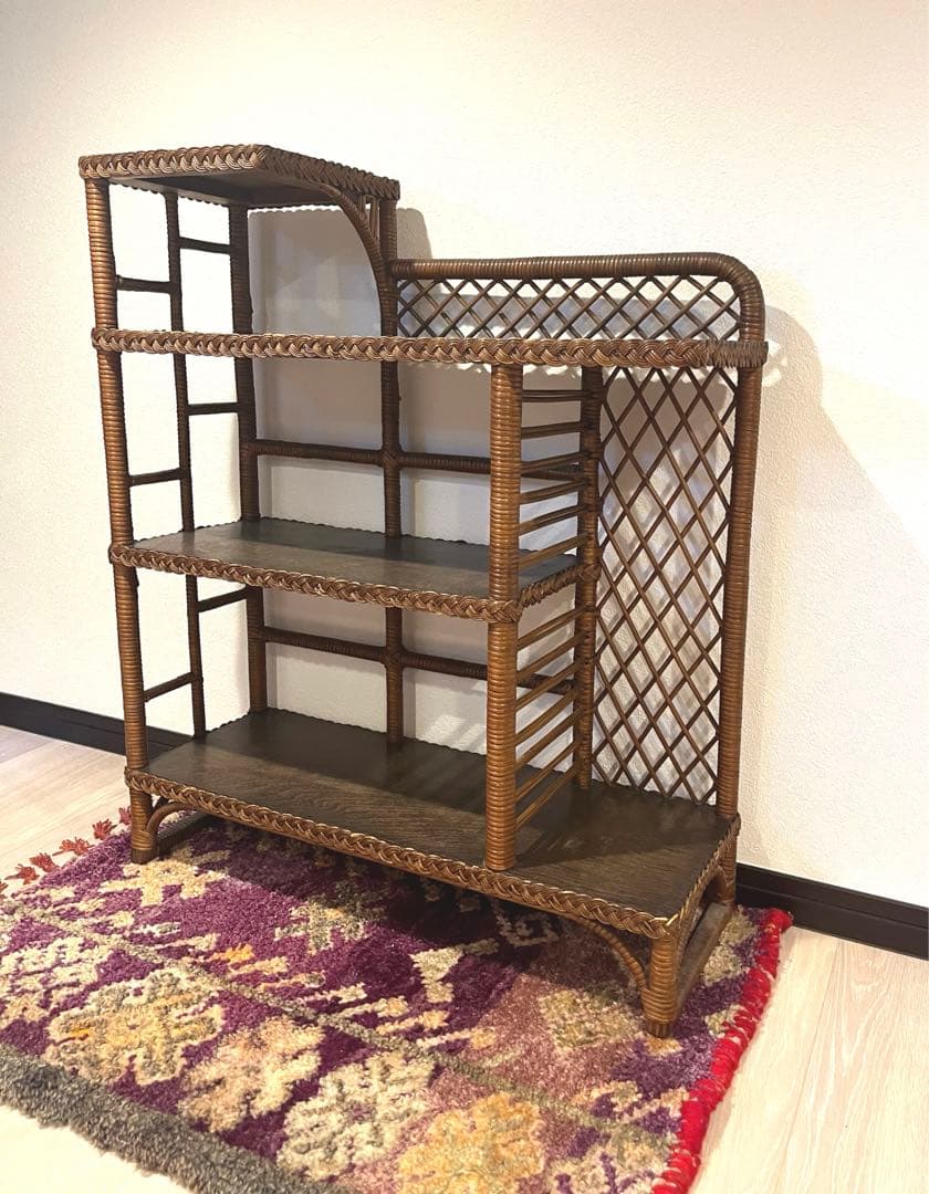 ラタンと木のアンティークシェルフ　飾り棚