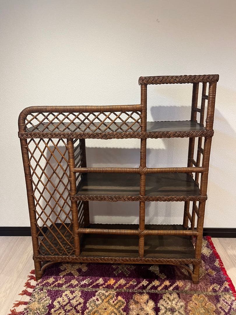 ラタンと木のアンティークシェルフ　飾り棚