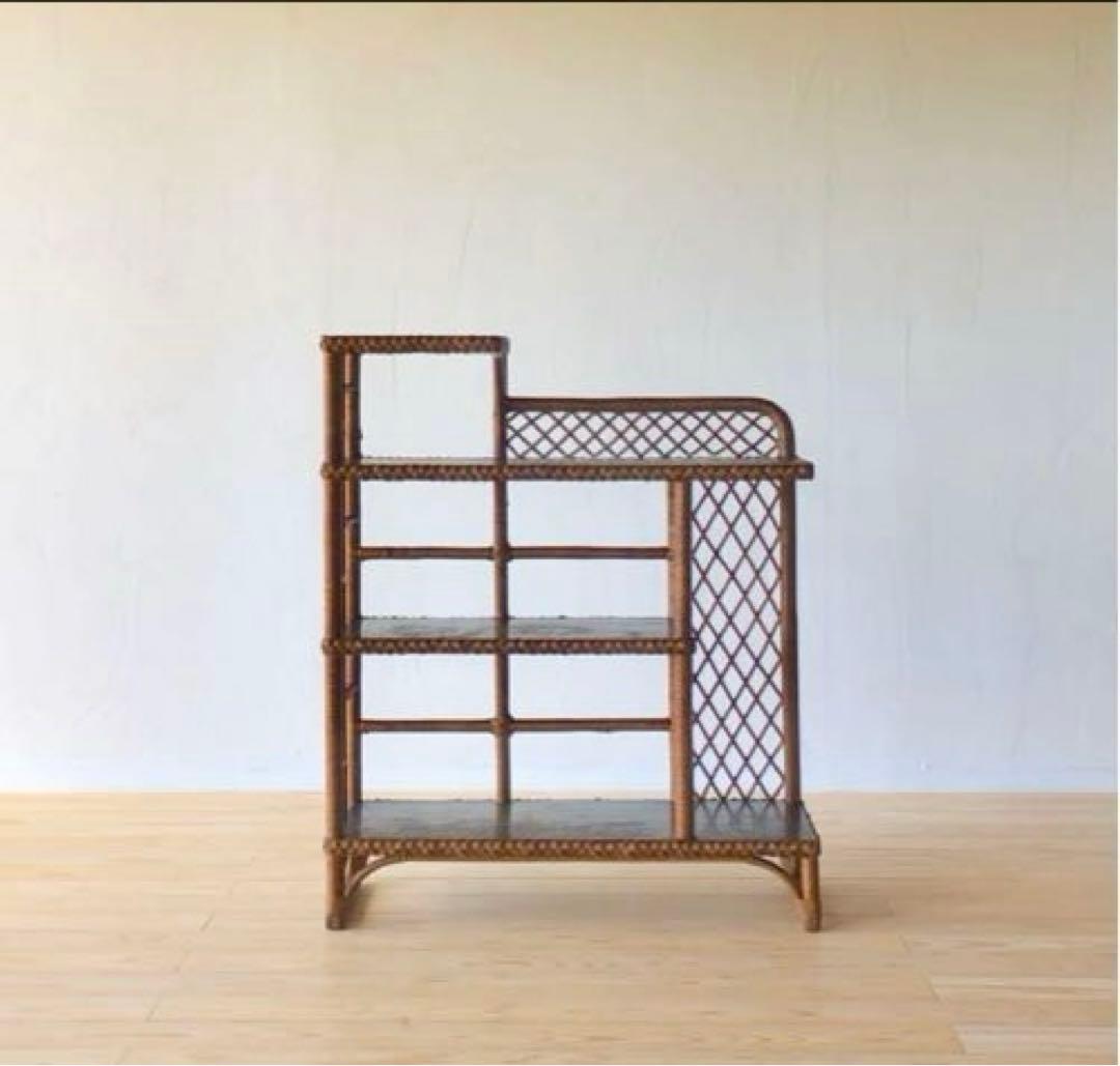 ラタンと木のアンティークシェルフ　飾り棚