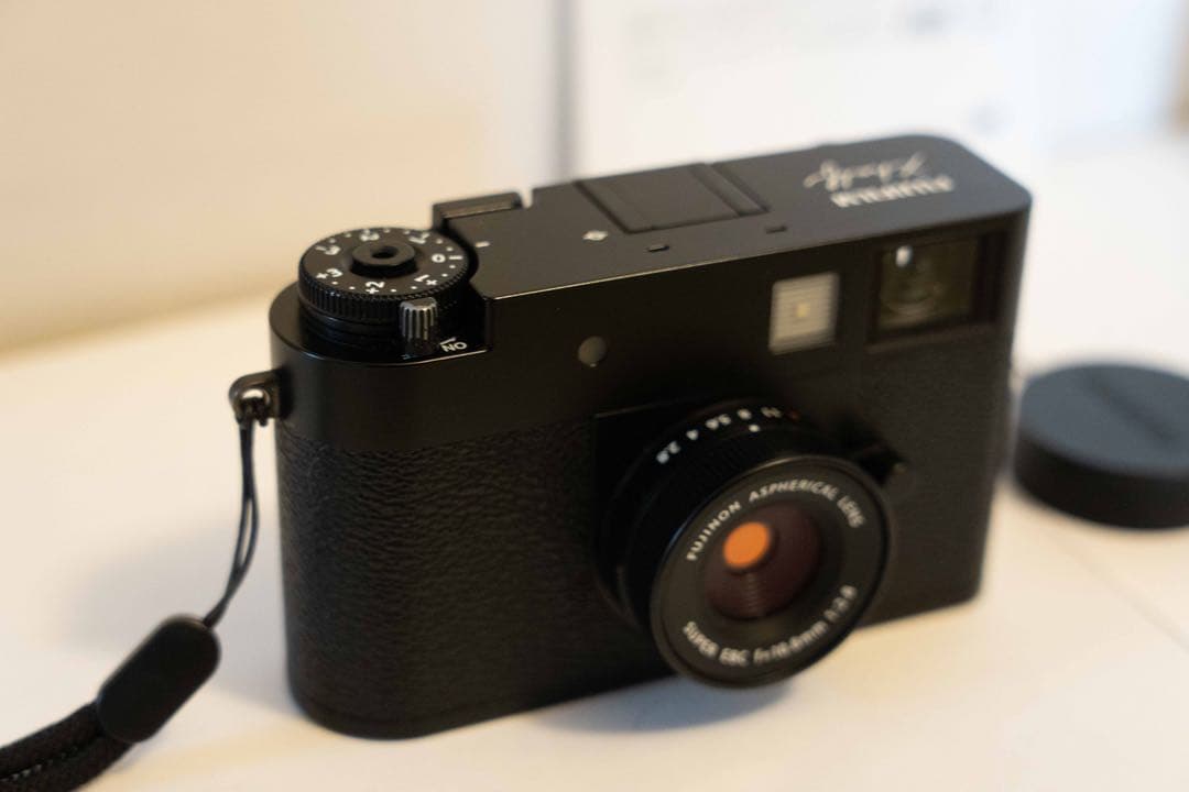 Fujifilm Xhalf コンパクトデジタルカメラ　ブラック