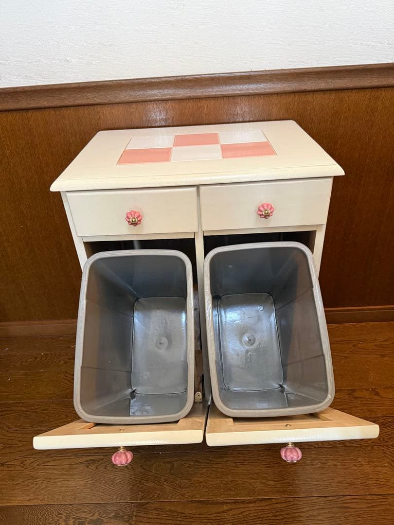 珍しいで可愛い花柄の木製棚。収納ゴミ箱が 2 つ付いています。