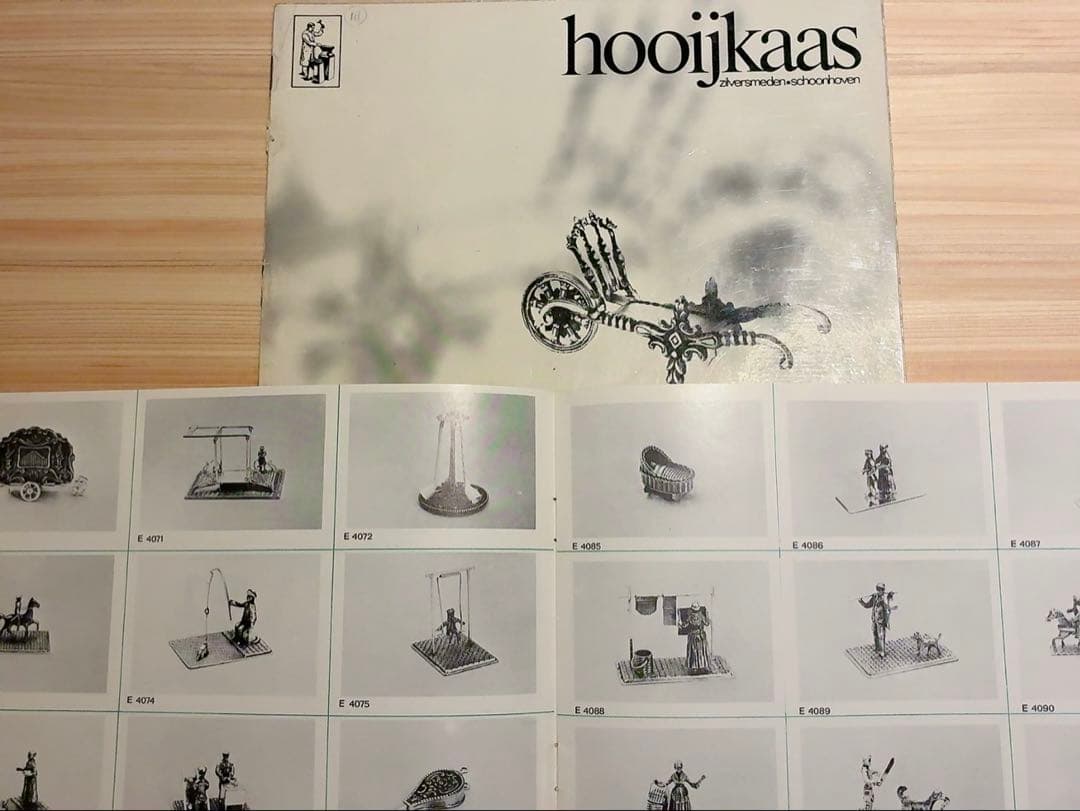 オランダHooijkaas社製、純銀835S『ミニチュア・グラインダー使う親子』