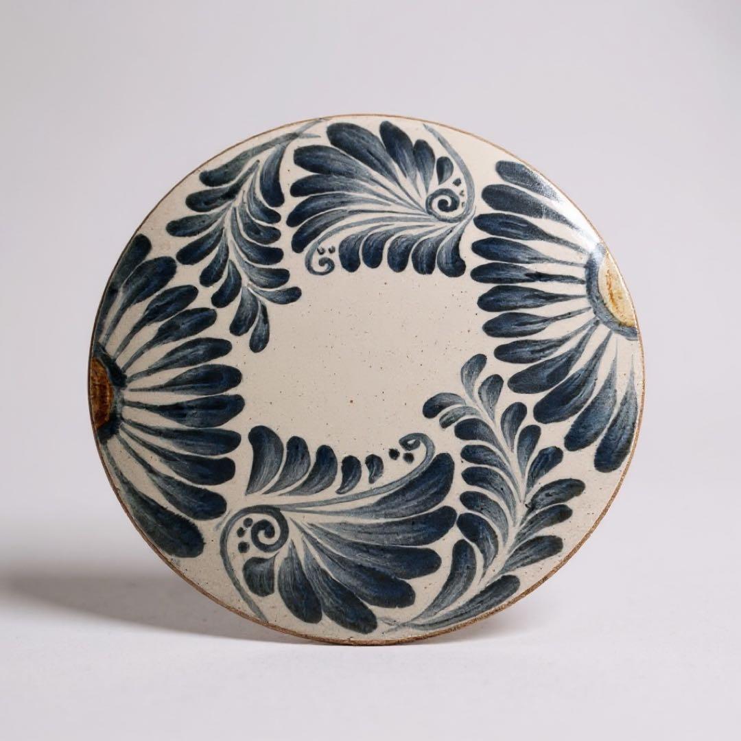 沖縄県読谷村「やちむんの里」で作られた陶器の大皿ブルー