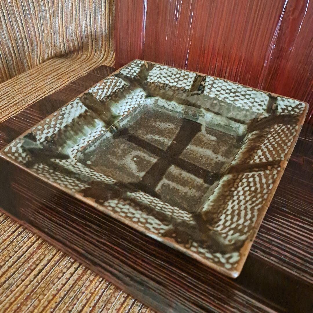 島岡達三　四角形の茶色と白の四方皿