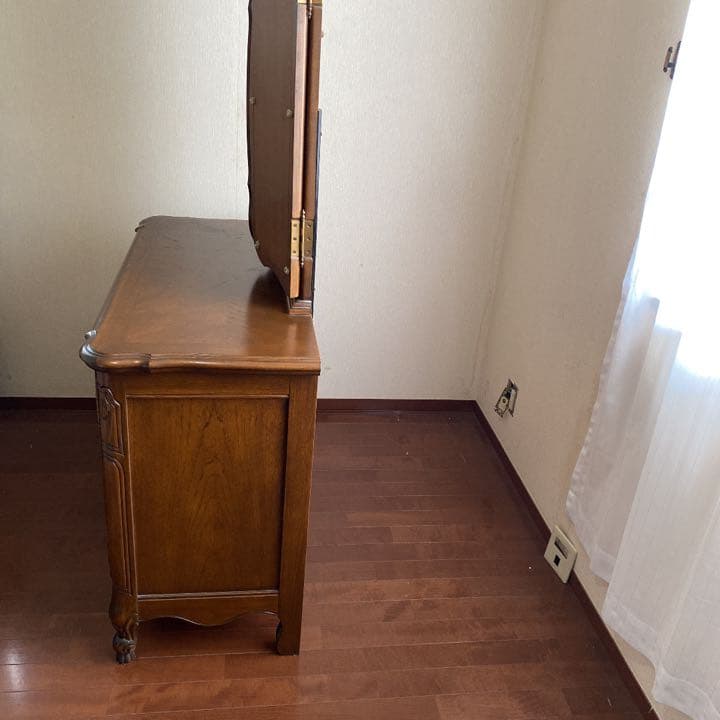 アンティーク風の三面鏡です　輸入住宅にも合いそうです