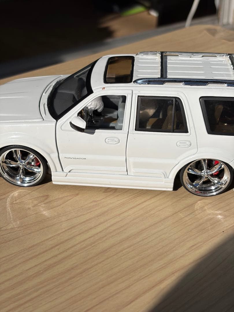 Lincoln Navigator ホワイト ミニカー