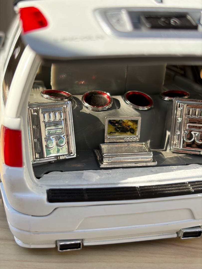 Lincoln Navigator ホワイト ミニカー