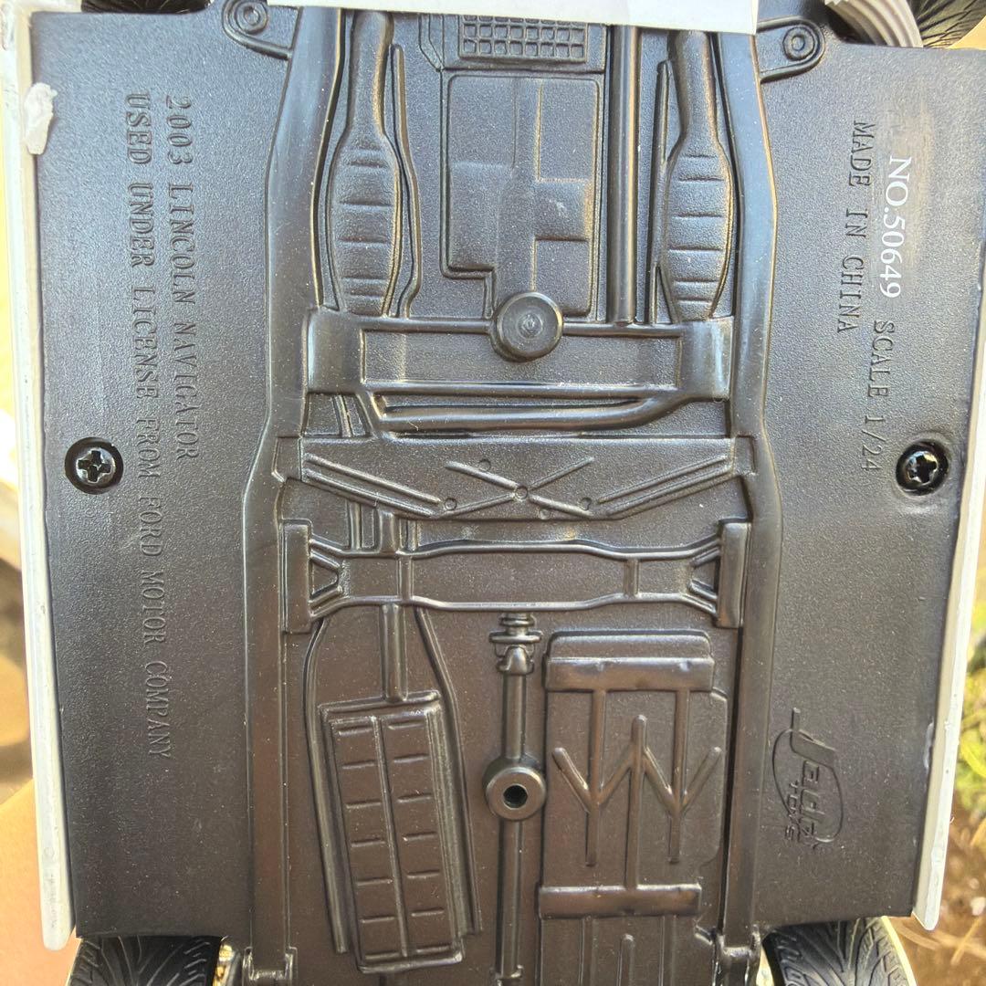 Lincoln Navigator ホワイト ミニカー