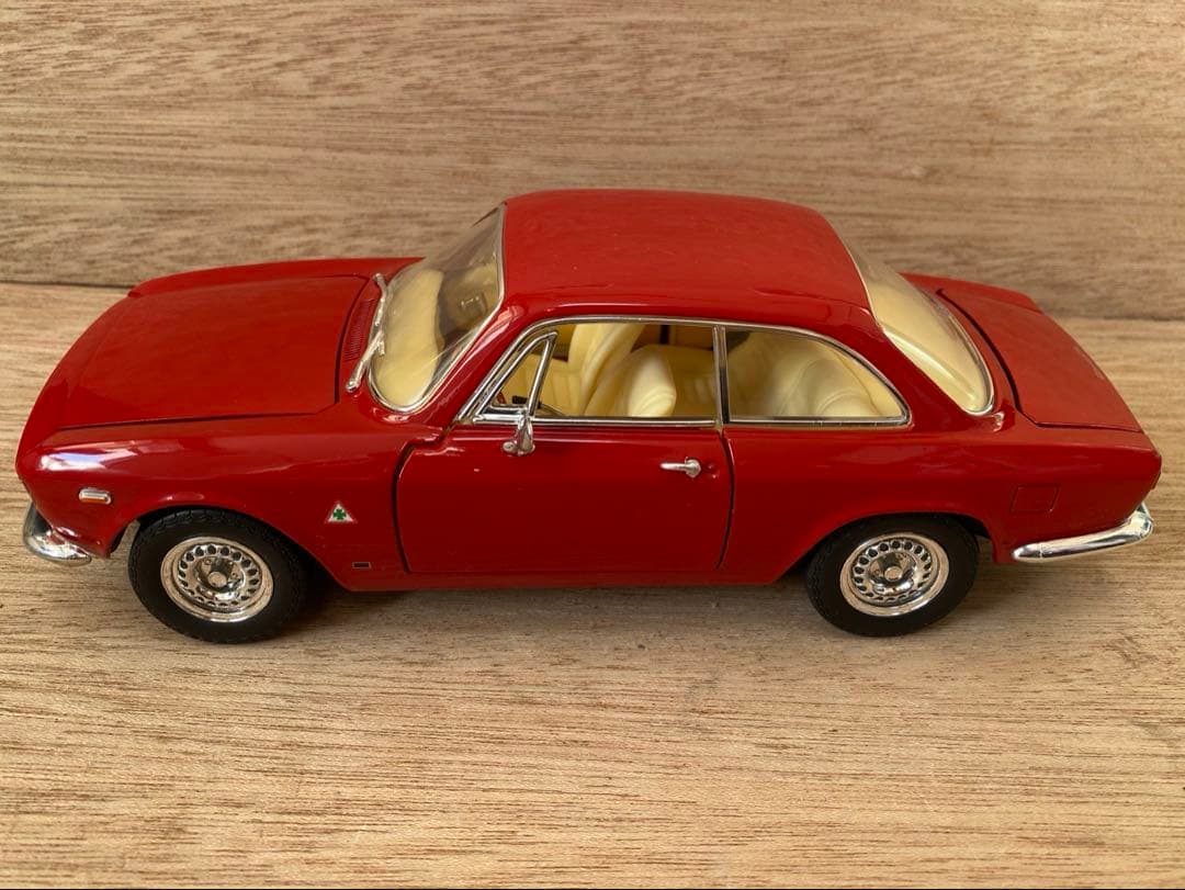 美品　1/18 ミニカー　アルファロメオ　ジュリア　スプリントGTA 箱あり
