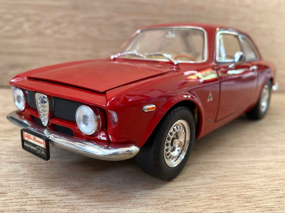 美品　1/18 ミニカー　アルファロメオ　ジュリア　スプリントGTA 箱あり