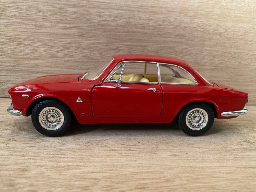 美品　1/18 ミニカー　アルファロメオ　ジュリア　スプリントGTA 箱あり