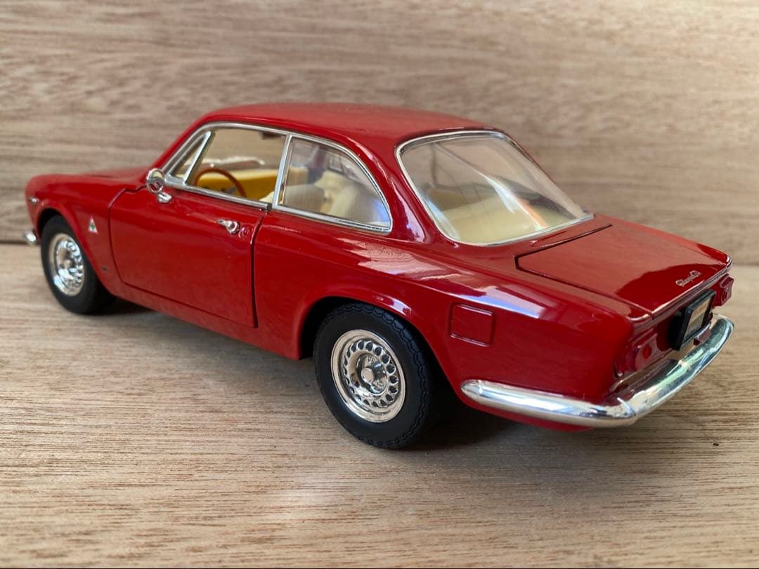 美品　1/18 ミニカー　アルファロメオ　ジュリア　スプリントGTA 箱あり