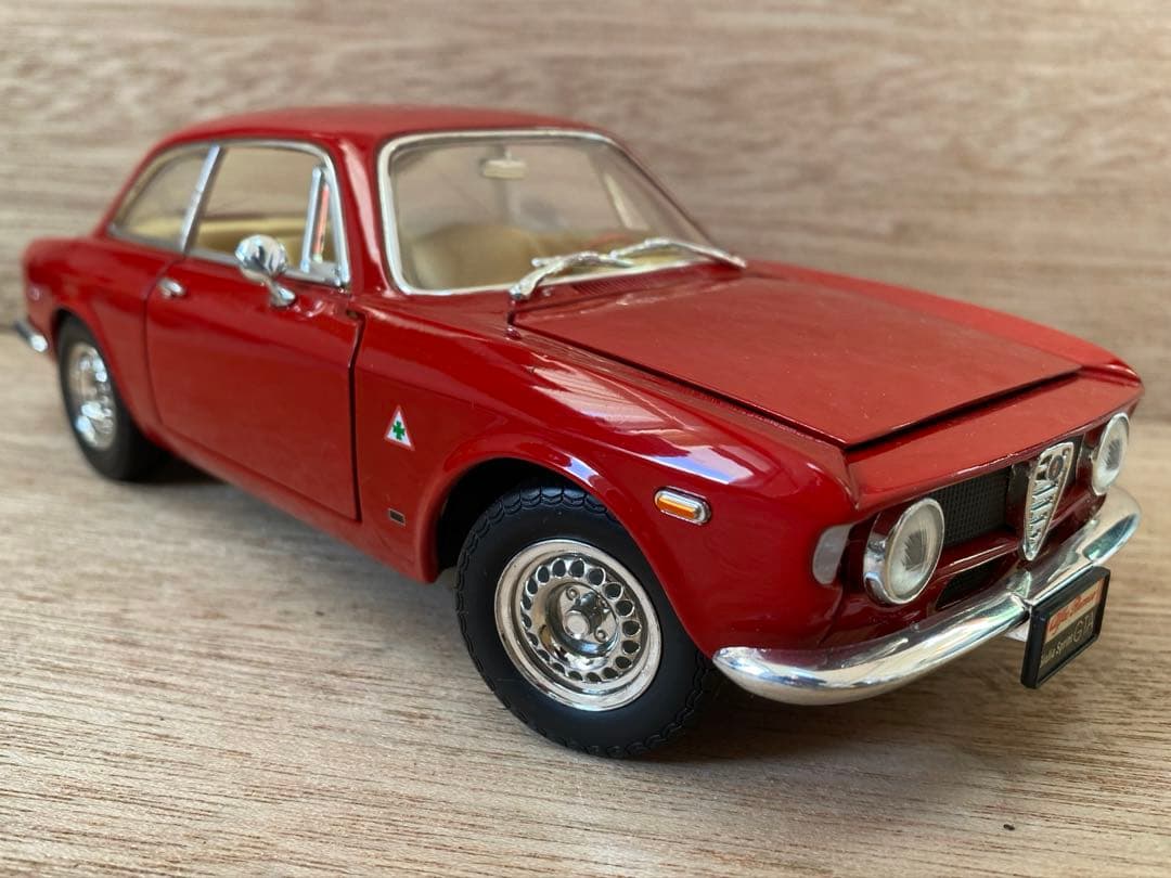 美品　1/18 ミニカー　アルファロメオ　ジュリア　スプリントGTA 箱あり