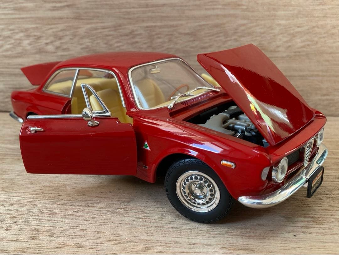 美品　1/18 ミニカー　アルファロメオ　ジュリア　スプリントGTA 箱あり