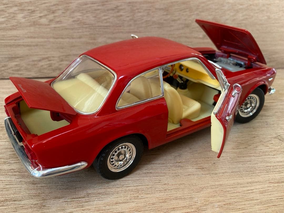 美品　1/18 ミニカー　アルファロメオ　ジュリア　スプリントGTA 箱あり