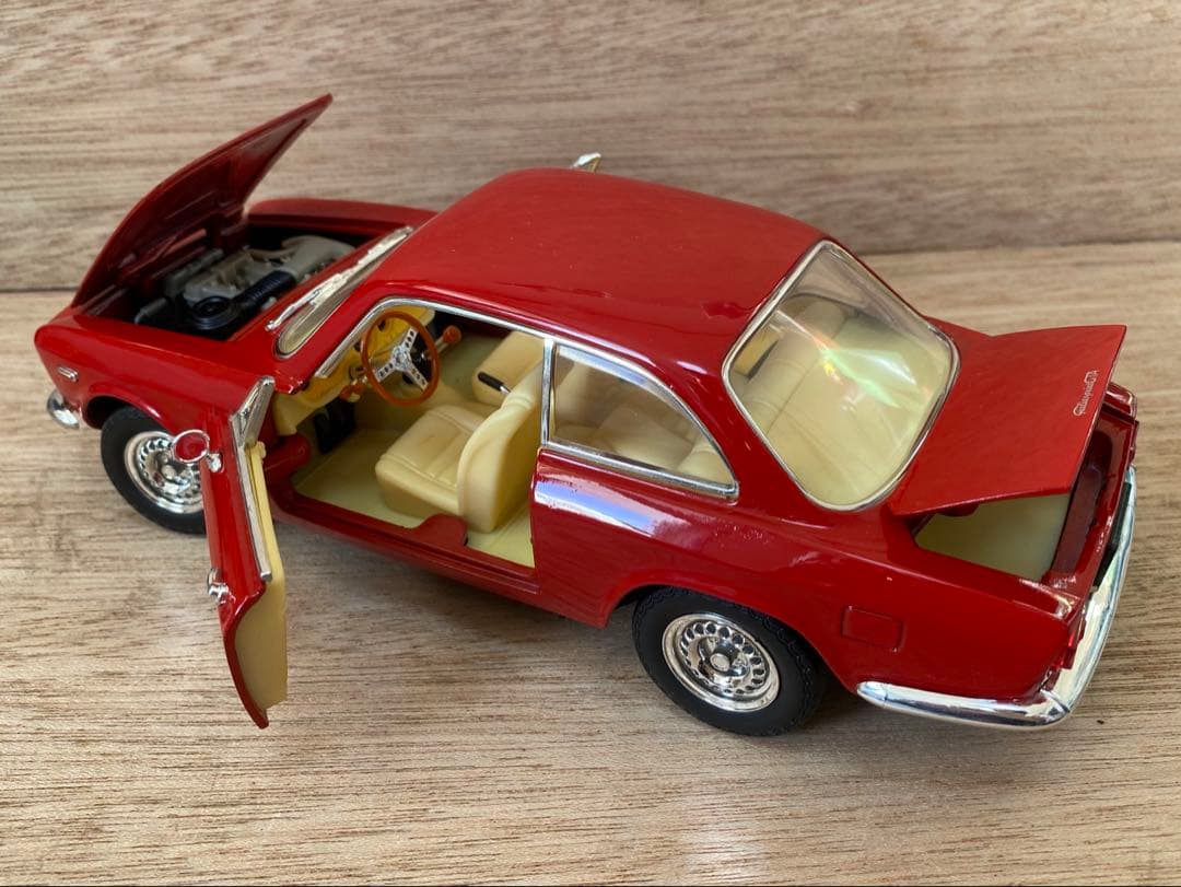 美品　1/18 ミニカー　アルファロメオ　ジュリア　スプリントGTA 箱あり