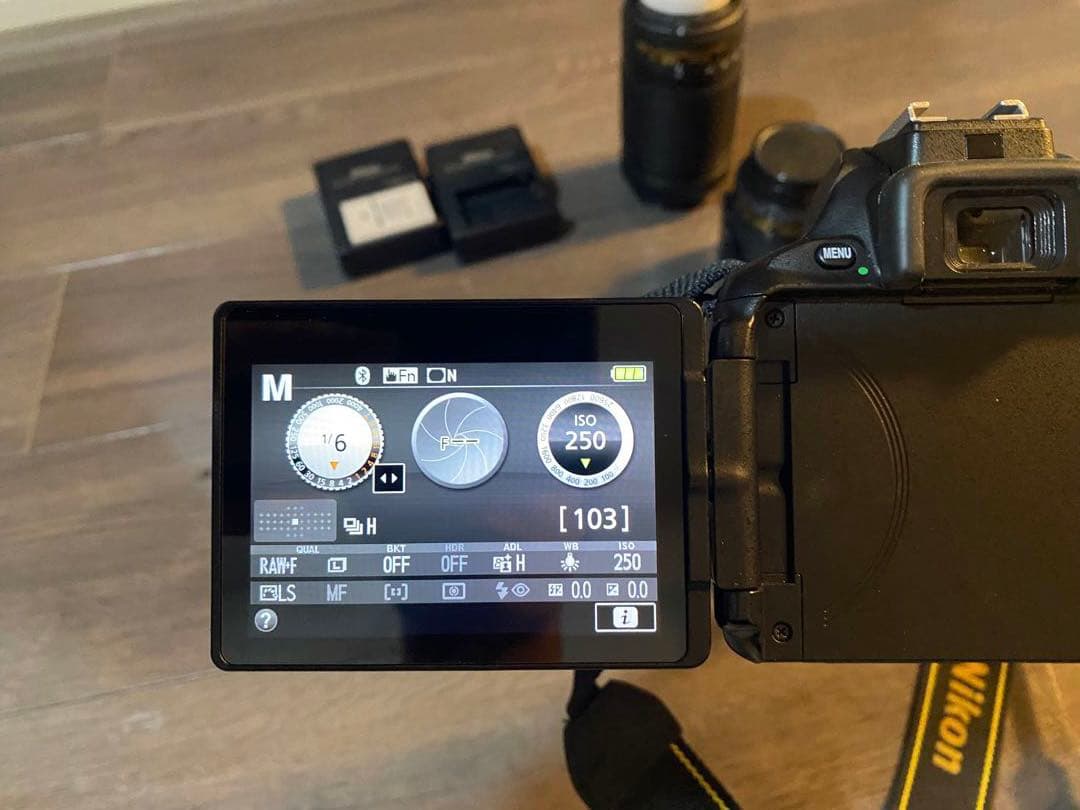 Nikon 一眼レフカメラ D5600 ダブルズームキット 単焦点レンズ付き