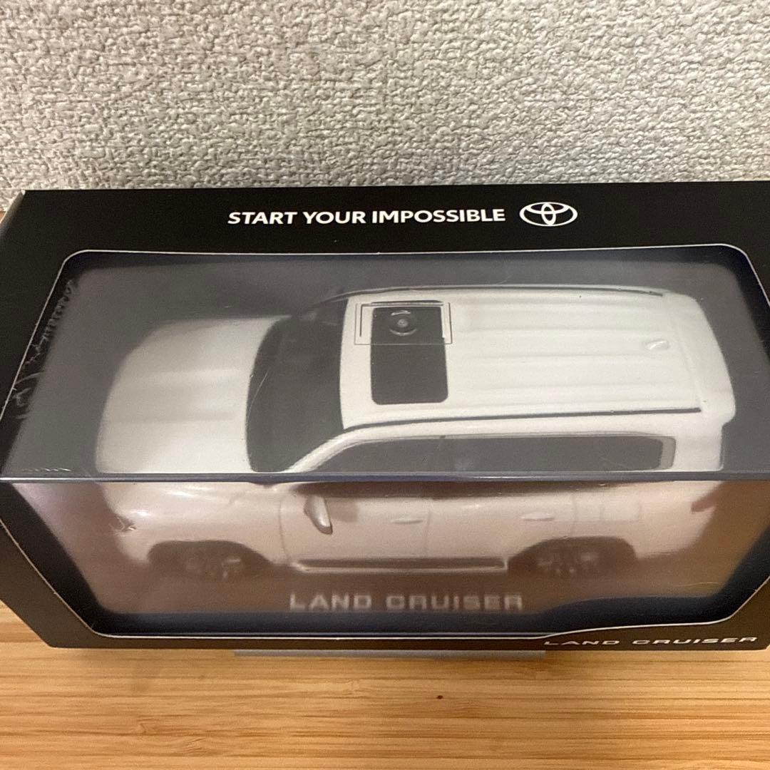 非売品★トヨタ 1/30スケール ランドクルーザー★プレシャスホワイト