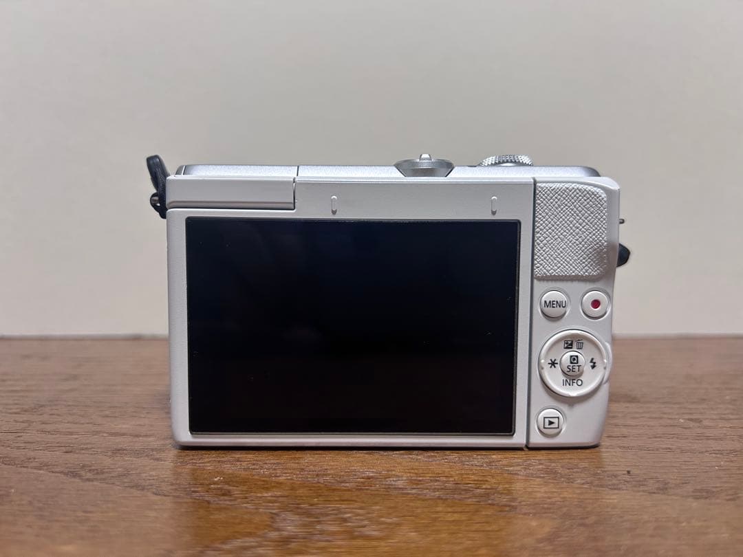 Canon EOS M200 ダブルレンズキット ミラーレス一眼 ホワイト