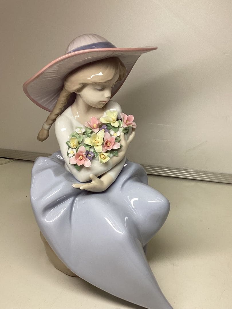 ビ*ン様 LIADRO リアドロ　陶器製 女性像 花束