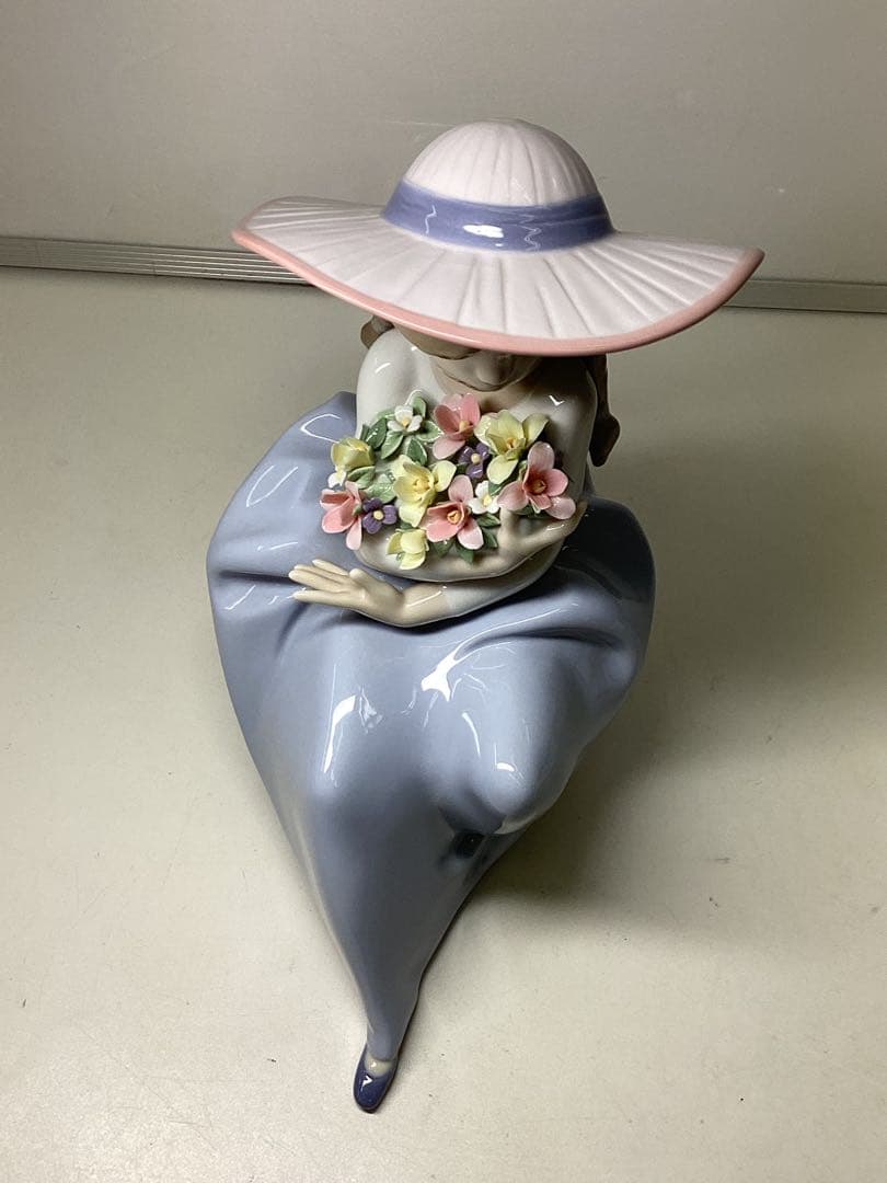 ビ*ン様 LIADRO リアドロ　陶器製 女性像 花束