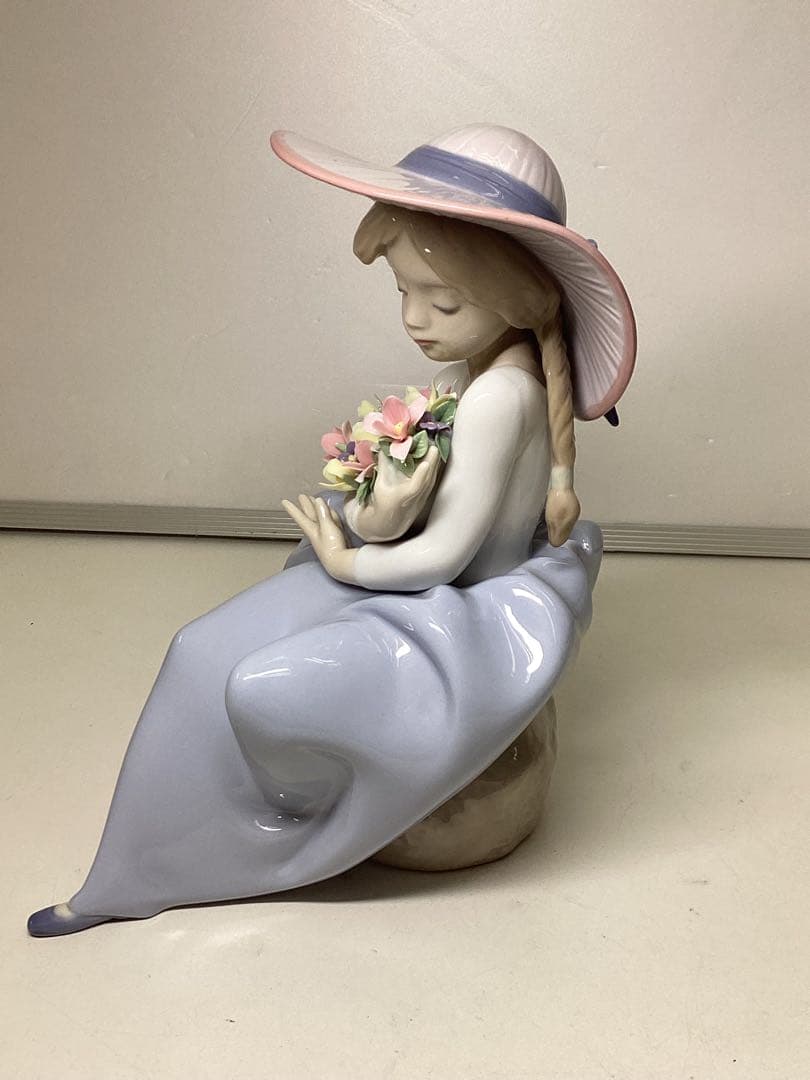ビ*ン様 LIADRO リアドロ　陶器製 女性像 花束