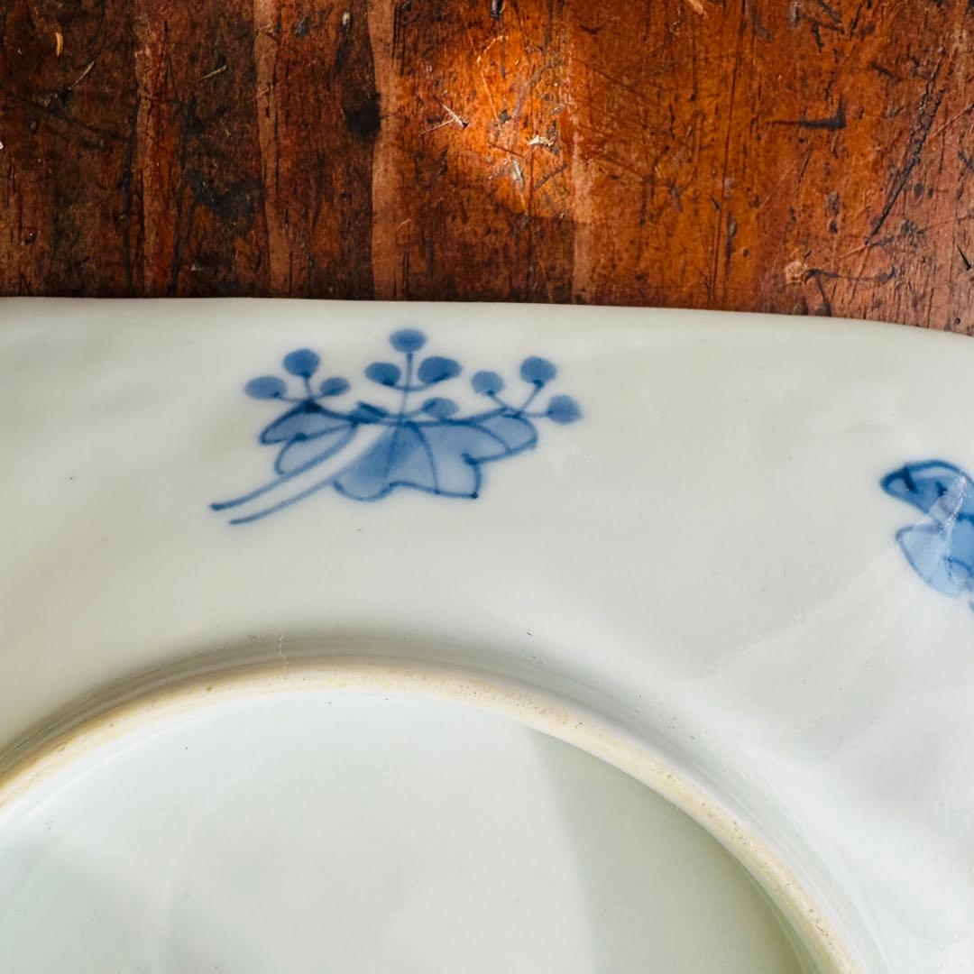 骨董皿　江戸期　古伊万里　陽刻山水図　角皿　染付隅切り皿