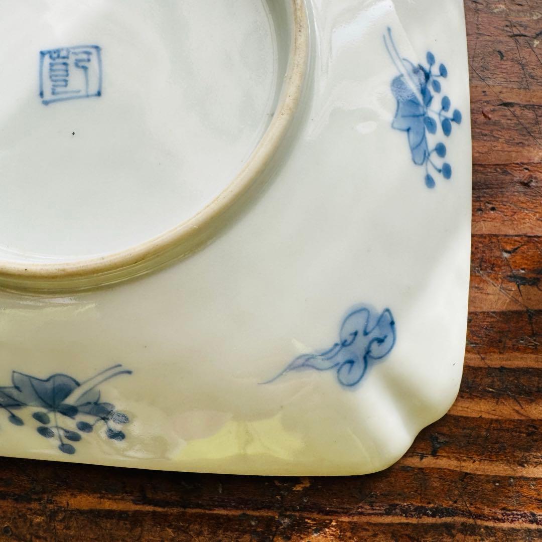 骨董皿　江戸期　古伊万里　陽刻山水図　角皿　染付隅切り皿