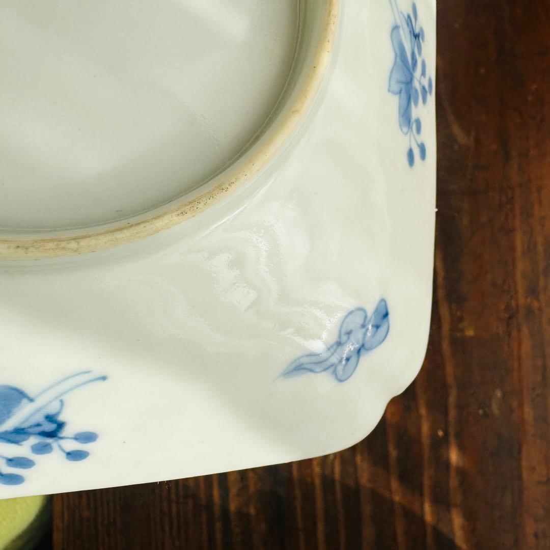 骨董皿　江戸期　古伊万里　陽刻山水図　角皿　染付隅切り皿