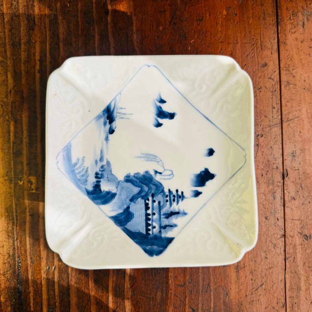 骨董皿　江戸期　古伊万里　陽刻山水図　角皿　染付隅切り皿