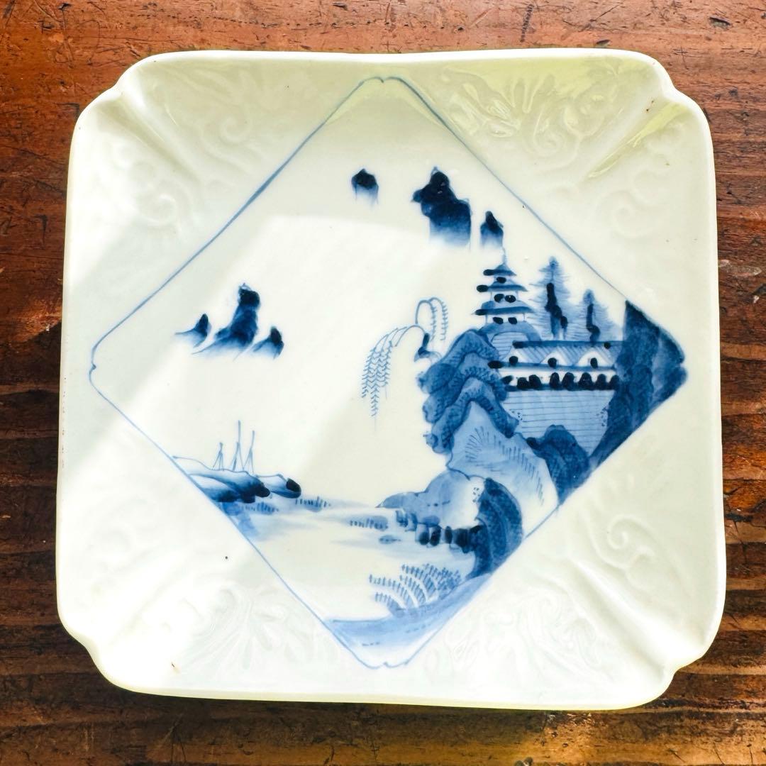 骨董皿　江戸期　古伊万里　陽刻山水図　角皿　染付隅切り皿