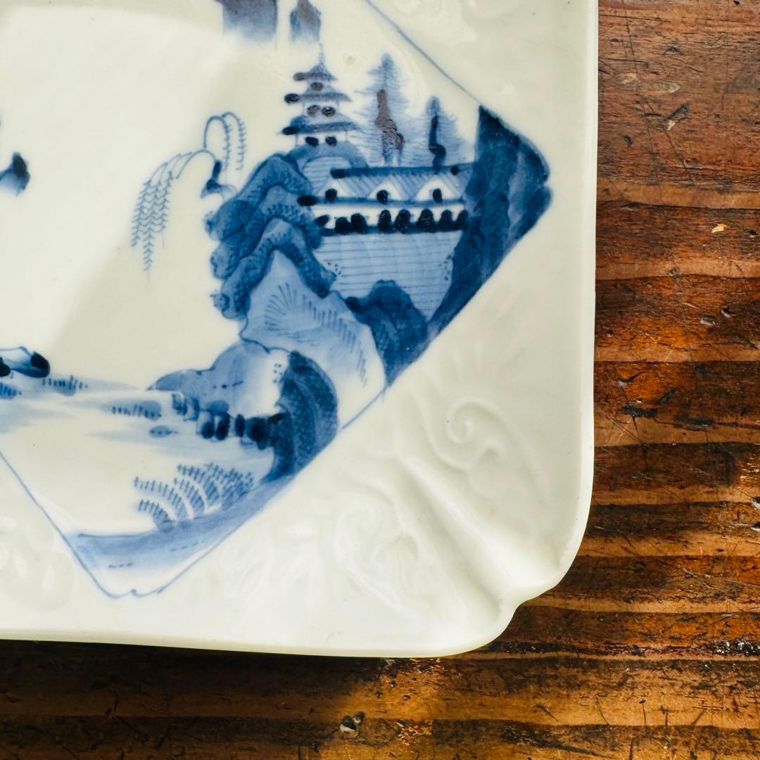 骨董皿　江戸期　古伊万里　陽刻山水図　角皿　染付隅切り皿