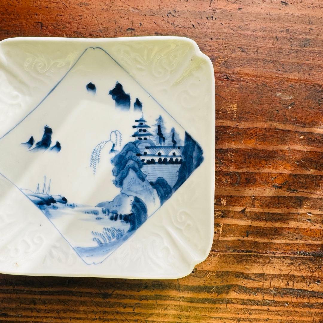 骨董皿　江戸期　古伊万里　陽刻山水図　角皿　染付隅切り皿