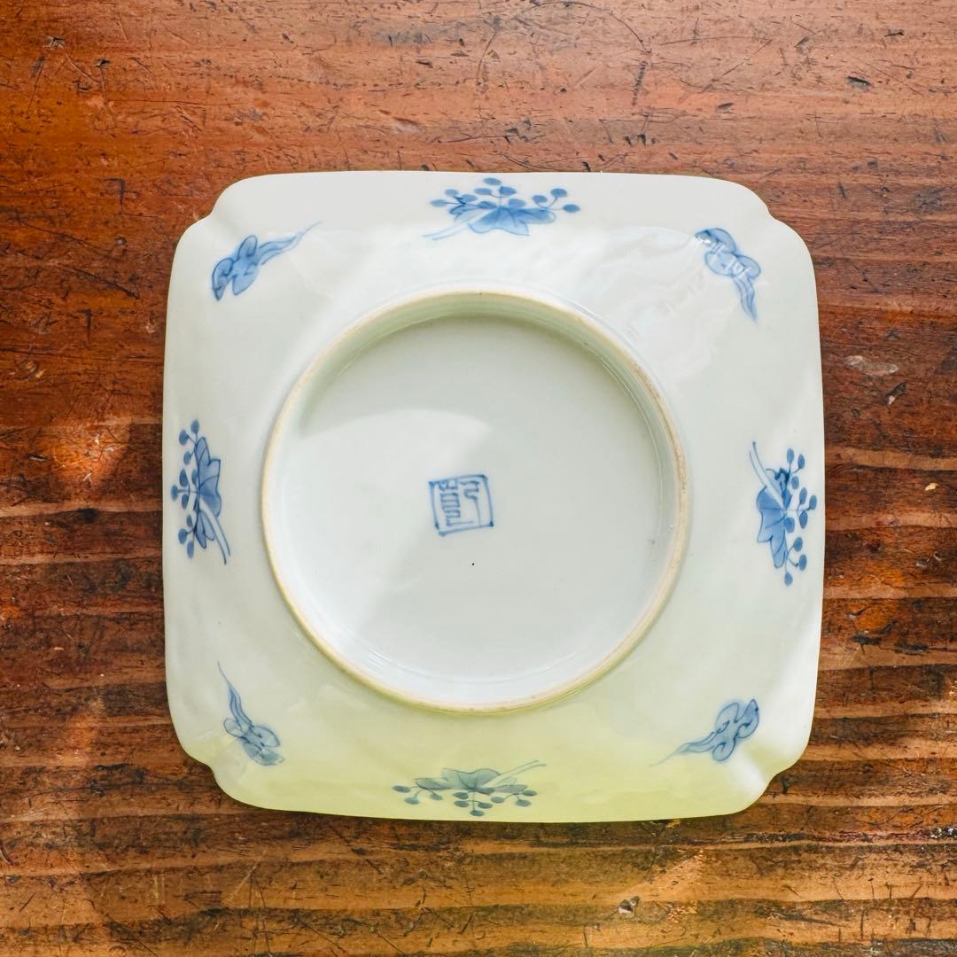 骨董皿　江戸期　古伊万里　陽刻山水図　角皿　染付隅切り皿