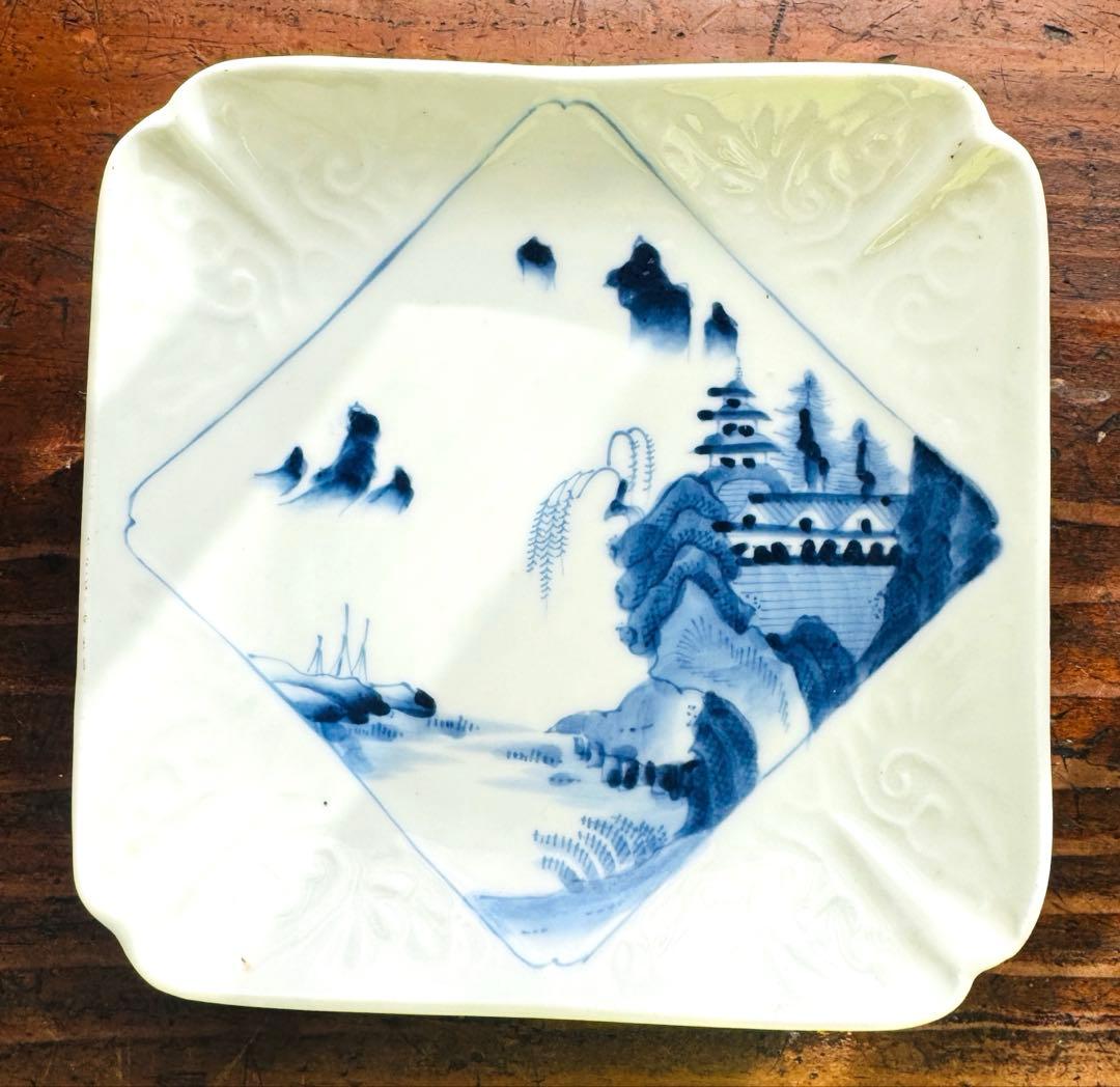 骨董皿　江戸期　古伊万里　陽刻山水図　角皿　染付隅切り皿