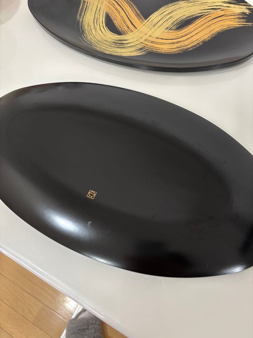 山田平安堂　漆器　オーバルプレート　黒地に金色の装飾皿2枚セット