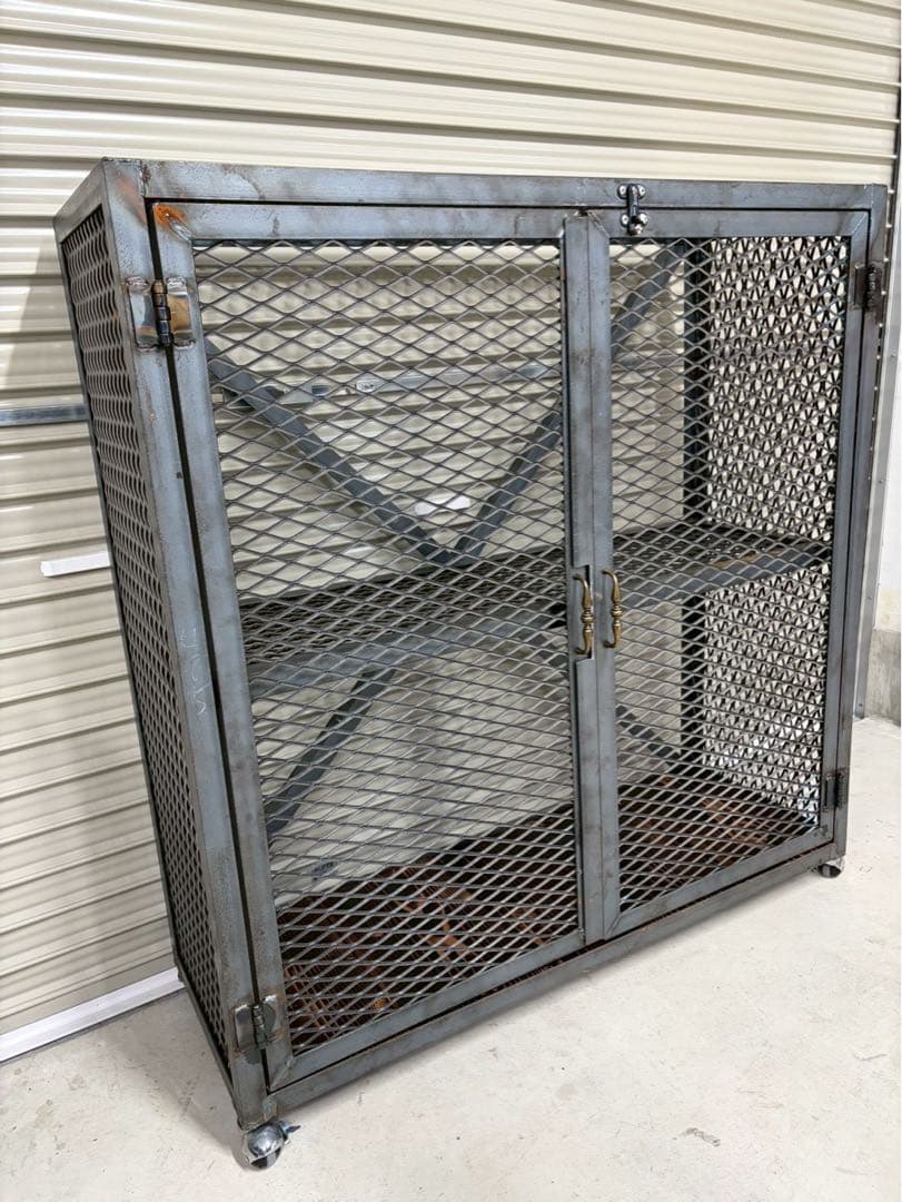 アイアンキャビネット　キャスター付き