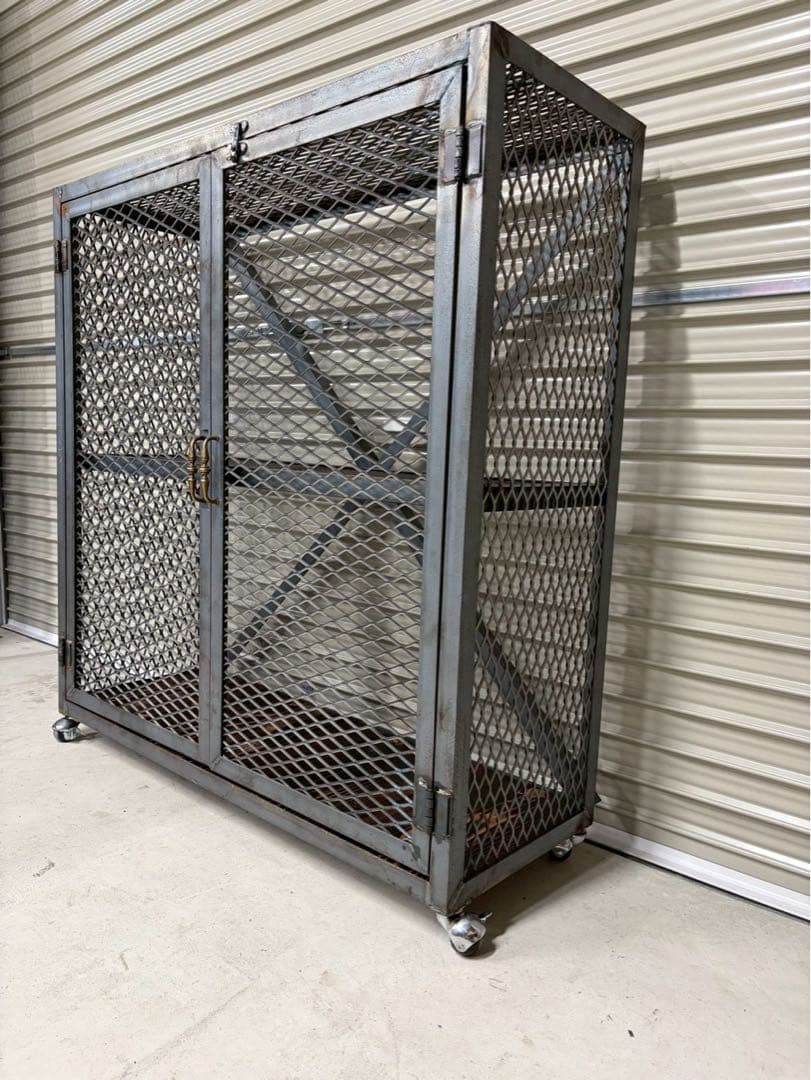 アイアンキャビネット　キャスター付き