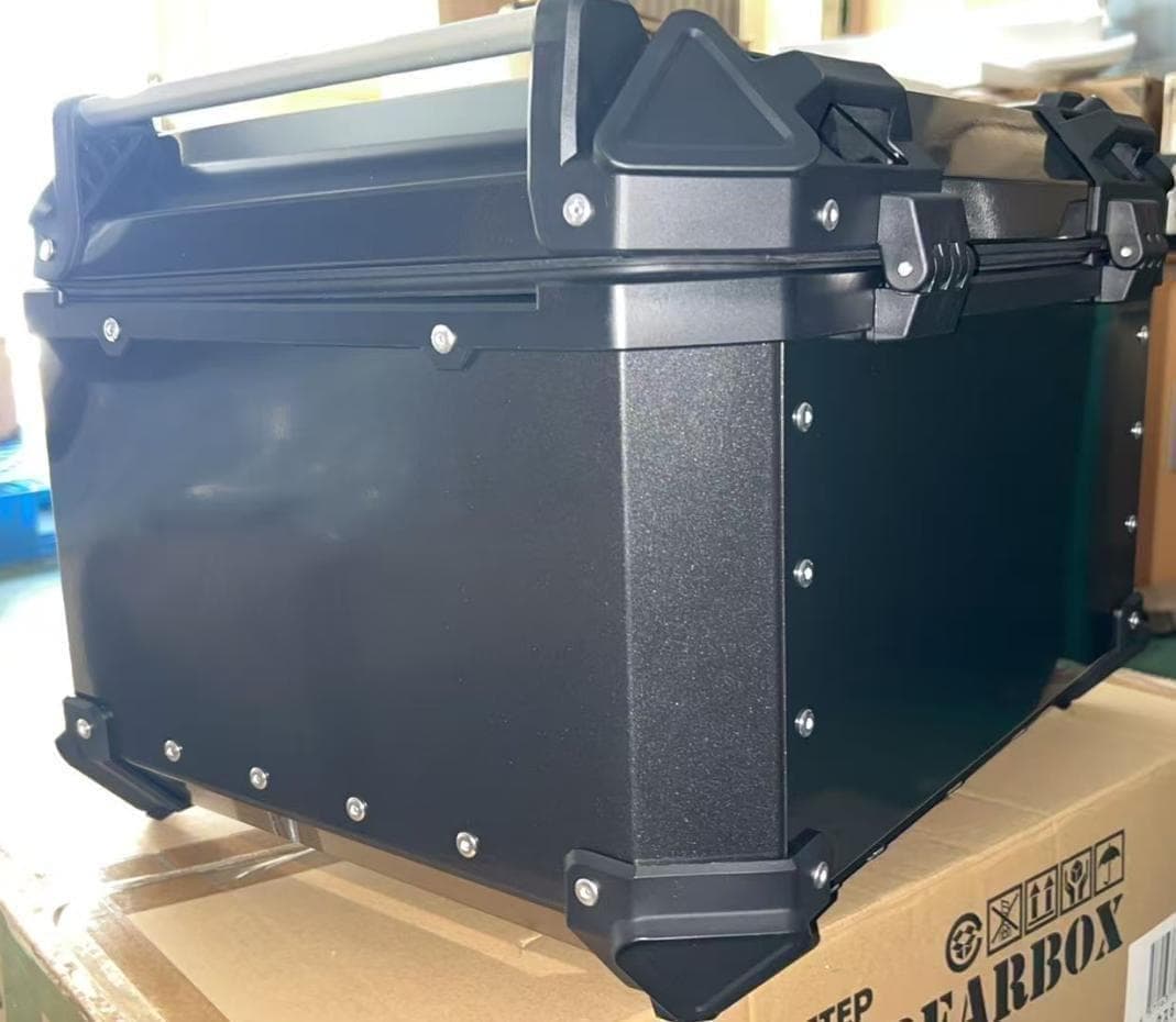 未使用中古美品 55L バイクリアボックス アルミ製 ガンメタリック