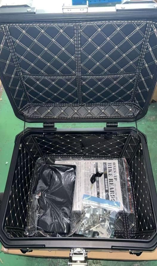 未使用中古美品 55L バイクリアボックス アルミ製 ガンメタリック