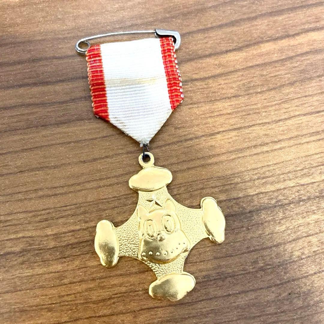 【非売品・レア】のらくろ　シスコ　勲章バッジ