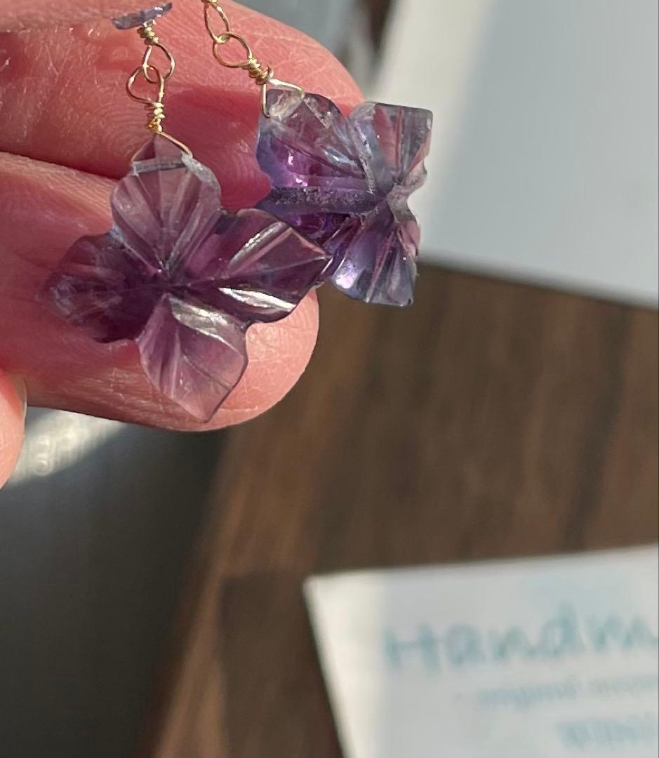 サービス価格 フローライトフラワーカービングピアスチャーム