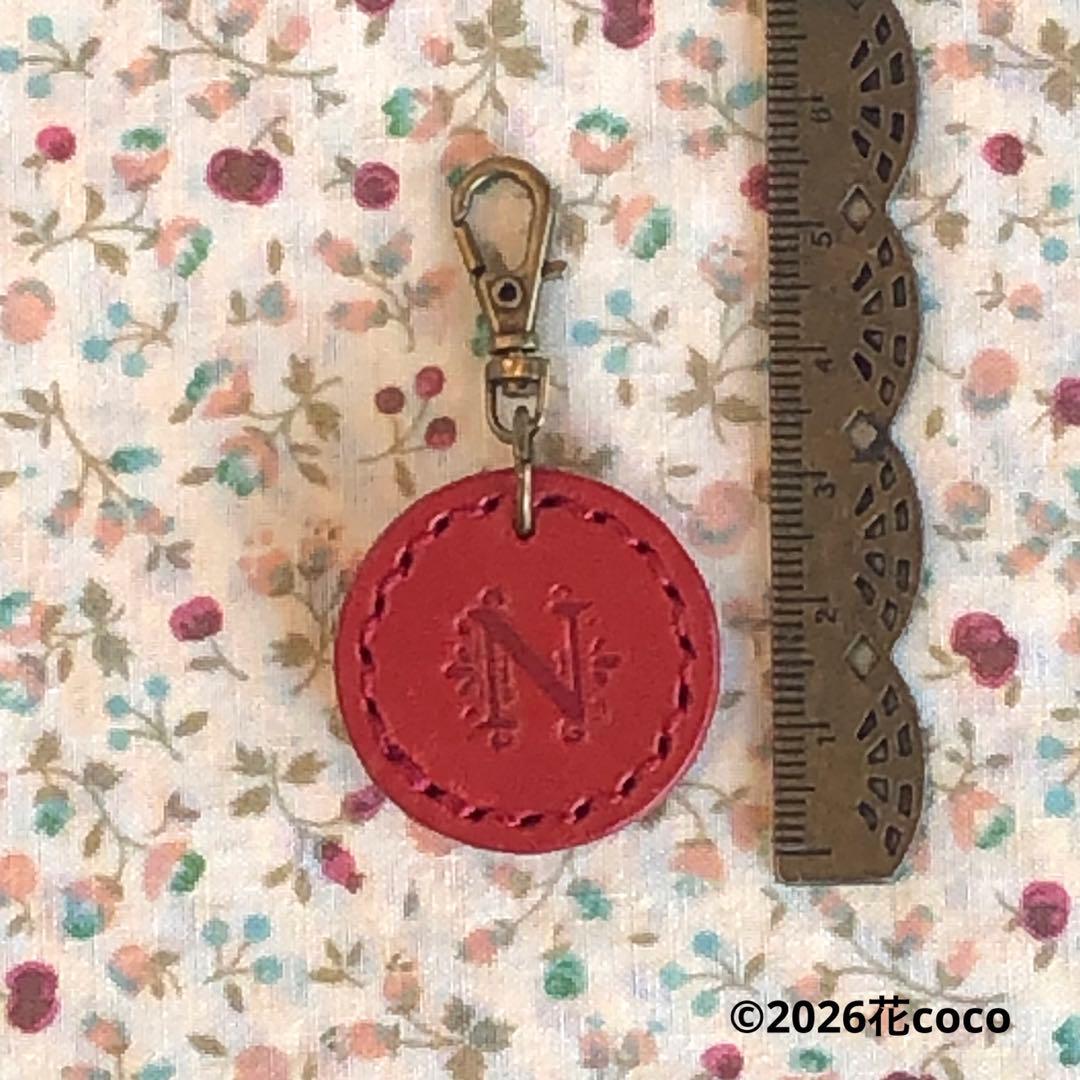 ❇︎レッド❇︎イニシャルNとちょうちょの本革のチャーム　マヤレザー