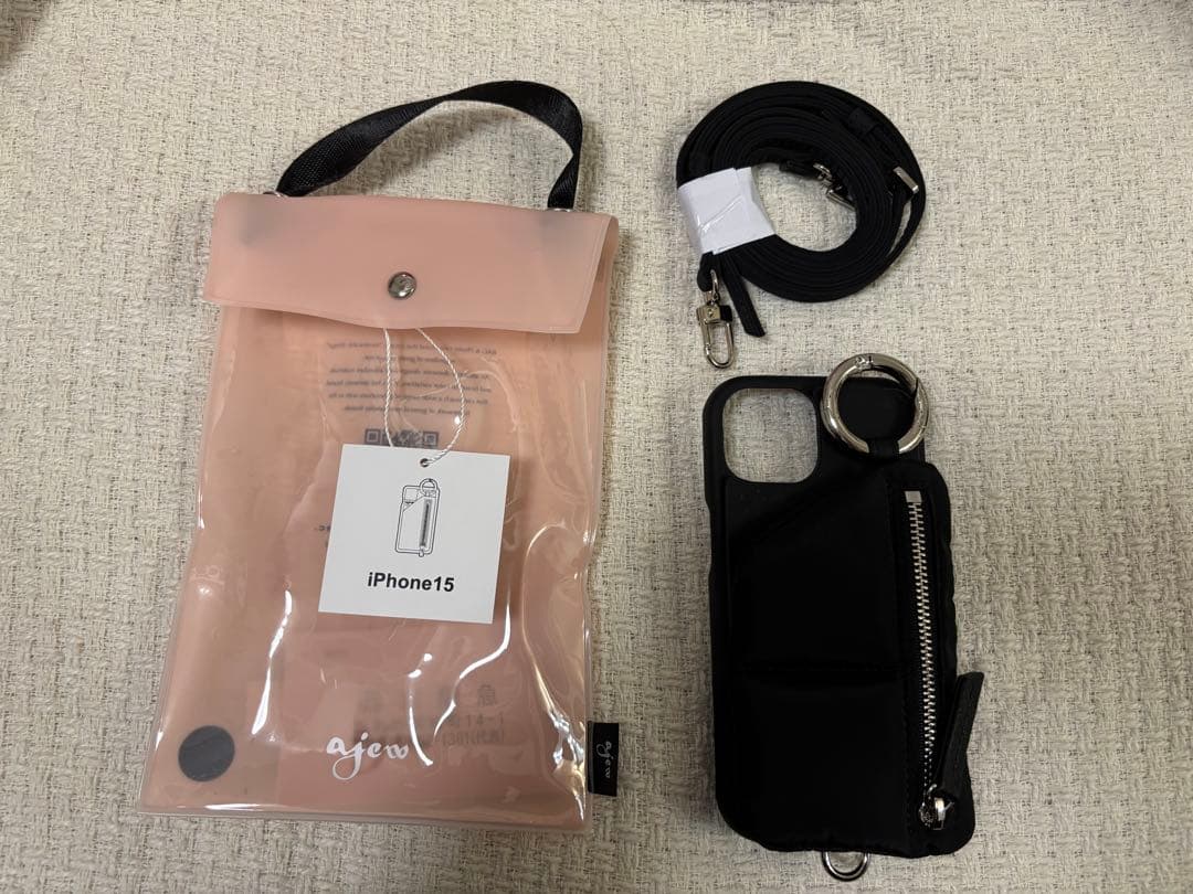 ajew iPhone 15用ケース ブラック ストラップ付き