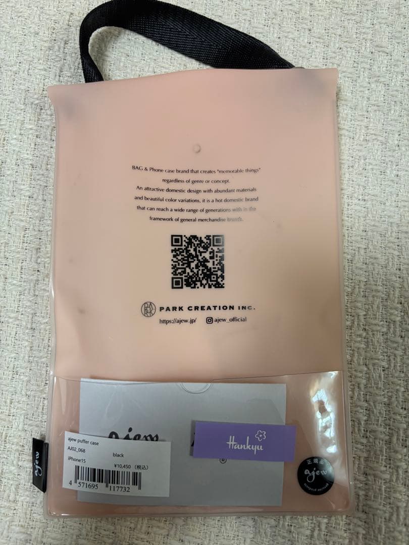 ajew iPhone 15用ケース ブラック ストラップ付き