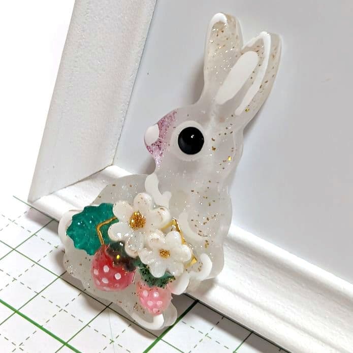 ウサギ　レジンヘアゴム　お弁当はイチゴ