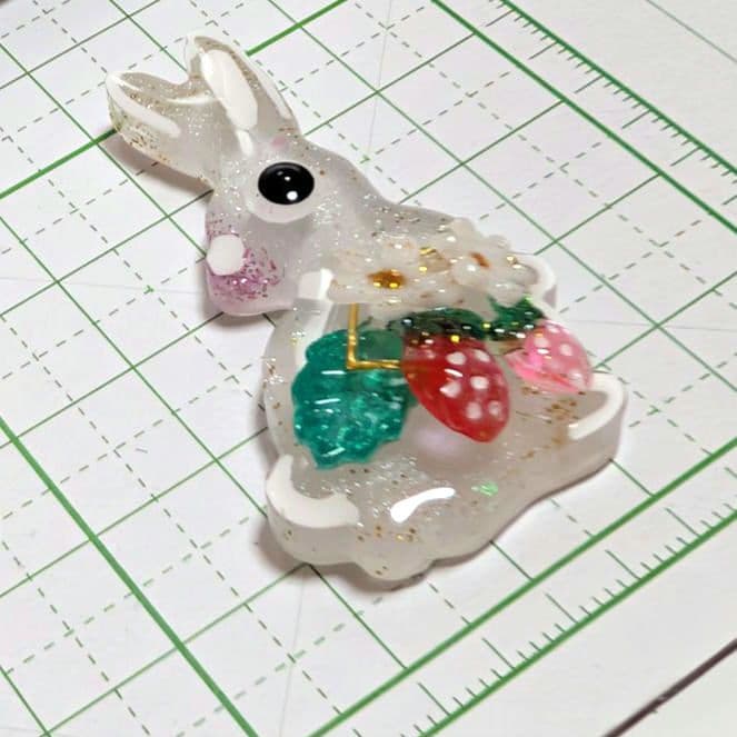 ウサギ　レジンヘアゴム　お弁当はイチゴ