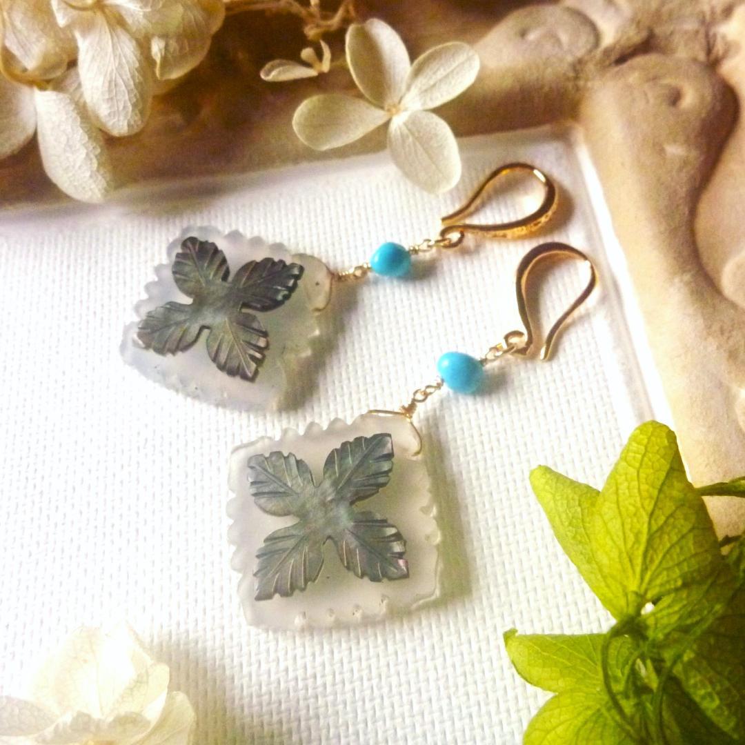 14kgf/ホワイトオニキス×ブラックマザーオブパールのハワイアンキルトピアス