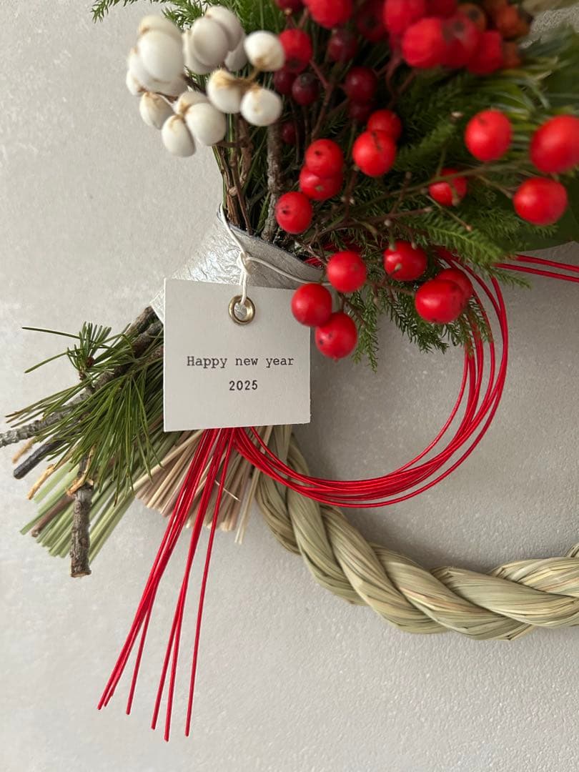 Happy new year 2025 紅白の木の実と五葉松のお正月飾り