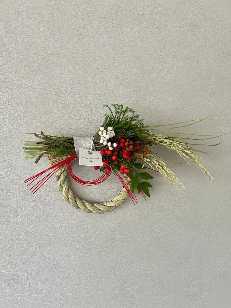 Happy new year 2025 紅白の木の実と五葉松のお正月飾り